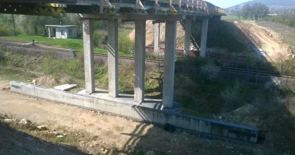 Bau  der Fahrbanplatte von der Brücke, über  der MÁV- Bahnlinie (Villány, 2013) (2013)